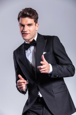 Kameraya işaret mutlu genç iş adamı