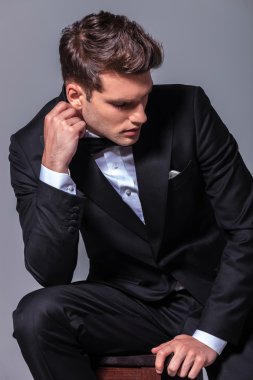 Bir sandalyede oturan zarif iş adamı