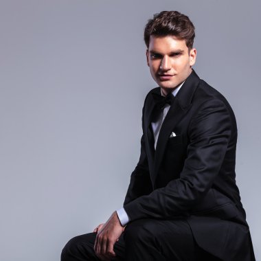 oturan bir genç gülümseyen iş adamı.