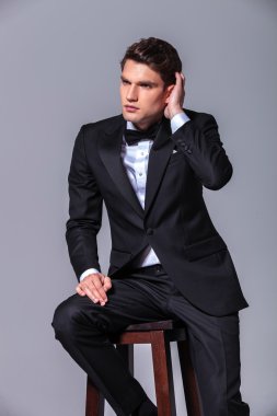 Saçları sabitleme çekici genç iş adamı.