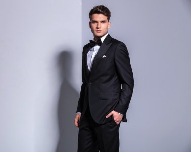 Bir genç iş adamı yan görünüm