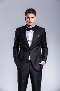 gülümseyen yakışıklı genç iş adamı