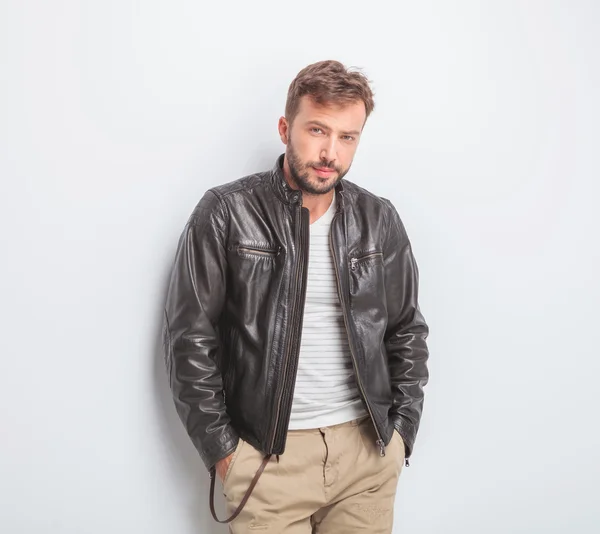 Casual jeune homme portant une veste en cuir est debout — Photo