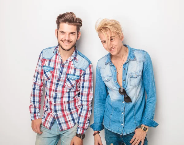 gülümseyen genç erkekler birlikte ayakta