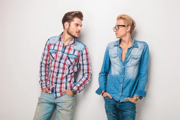 rahat rahat genç erkekler birbirlerini arıyorum