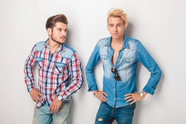 bir genç adam onun arkadaşı arıyorum