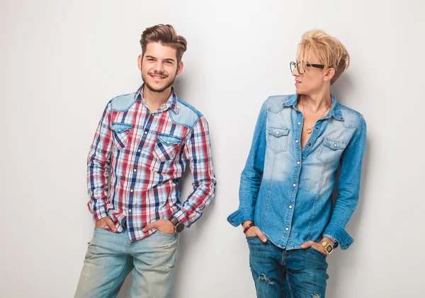 sarışın genç casual adam arkadaşına bakıyor