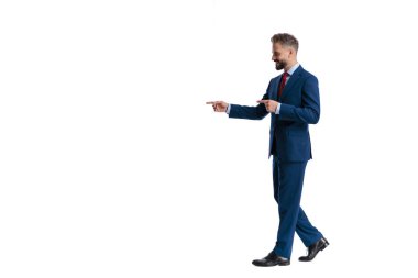 Beyaz arkaplanda izole edilmiş fotokopi alanını gösteren mutlu iş adamlarının yan görünümü