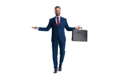 Zarif iş adamının evrak çantasını tutmasını ve beyaz arka planda tek başına ileri doğru yürürken sunumunu yapmasını.