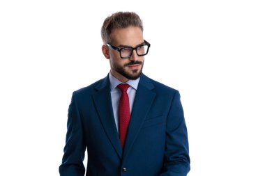 Gözlüklü ve mavi takım elbiseli düşünceli bir işadamı beyaz arka planda soyutlanmış bir yer arıyor.