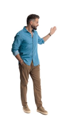 Dost canlısı hippi adamın el ele duruşu ve beyaz arka planda el kol hareketi.