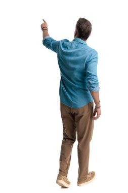 Arka planda, beyaz arka planda yürürken ve bakışlarını kaçırırken...