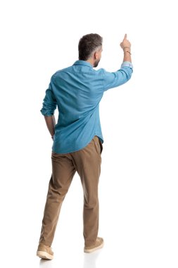 Arka planda genç bir adam el ele yürürken işaret ederek beyaz arka plana bakıyor.