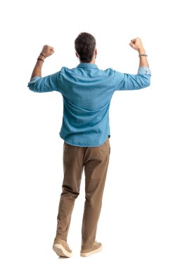 Kot gömlek giyen ve kahverengi pantolon giyen, beyaz arka planda kollarını kaldıran başarılı bir adamın arka planı.