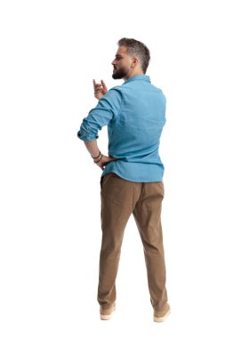 Kendine güvenen, el ele tutuşan, el kol hareketi yapan ve beyaz arka planda yer almaya çalışan bir adamın arka plan görüntüsü.