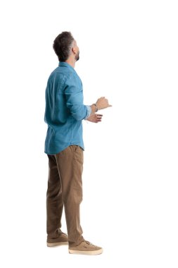 Beyaz arka planda elleri izole bir şekilde el kol hareketi yapan sıradan bir adamın arka planı.