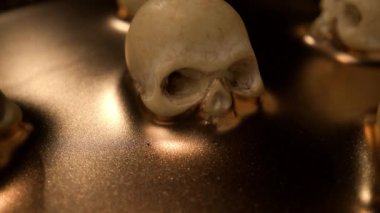 Beyaz kafatası kısmen hareket eden altın boyaya batmış. Metalik sıvı kemik yapısı etrafında dalgalanarak çarpıcı ışıklandırma dokusu altında parlak dalgalar yaratıyor.