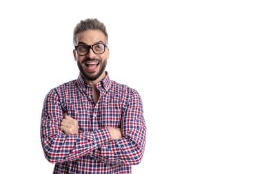 Beyaz arka planda kolları bağlı gülen neşeli, sıradan bir adam.