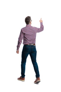 Arka planda, beyaz arka planda ekose gömlek ve kot pantolon giyerek parmak kaldıran sıradan bir adam var.