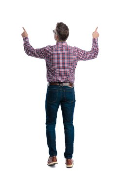 Arka planda, beyaz arka planda ekose gömlek ve kot pantolon giyerken iki işaret parmağı gösteren sıradan bir adamın resmi var.