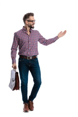 Gözlüklü ve ekose gömlekli mutlu adam bir evrak çantasıyla öne çıkıyor ve beyaz arka planda sunum yapıyor.