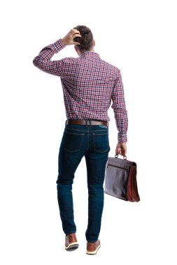 Kafası karışmış bir adamın evrak çantası tutması ve beyaz arka planda belirsizlik jesti olarak kafasını kaşıması.