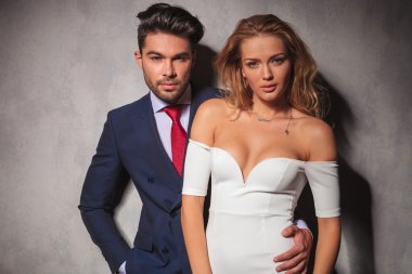 moda zarif çift ayakta studio kucakladı