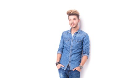 mutlu adam elleri ceplerinde uzağa arıyorsunuz
