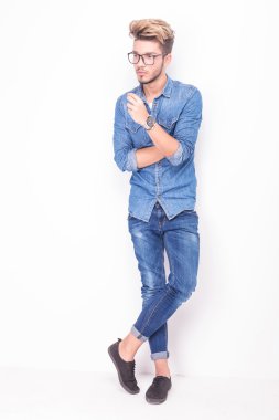 tam vücut ciddi bir casual adam düşünme