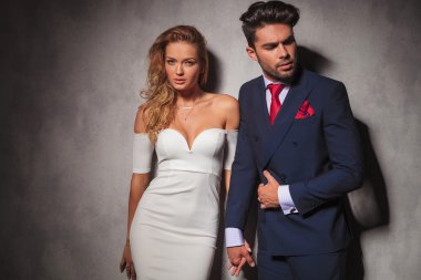 maço moda şık adam sevgilisi tarafından onun elini tutarak
