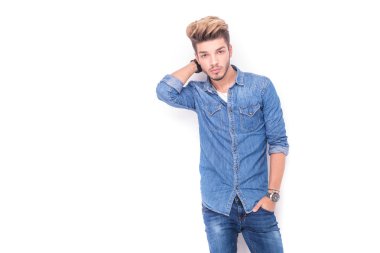 boyun arkasında el ile rahat rahat adam