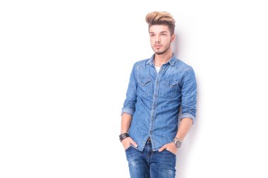 ciddi genç casual adam uzağa arıyorsunuz