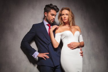 adam kadını kucaklayan ve nişan yüzüğünü görünüyor