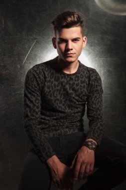 model üzerinde bir sandalye weari otururken Studio arka planda poz
