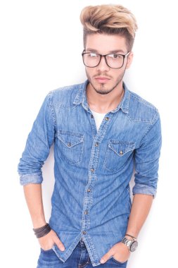 Gözlüklü ciddi casual adam
