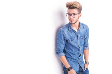 Gözlüklü genç bir öğrenci yan görünüm