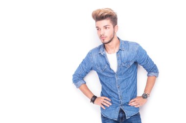 Casual adam onun tarafına bakarak kalça üzerinde elleriyle