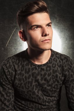 Genç model poz yan portresi