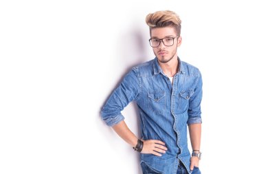 durup gözlüklü serin bir adam yan görünüm
