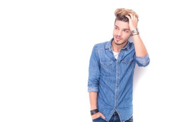 casual adam saçını sabitleme gülümseyen