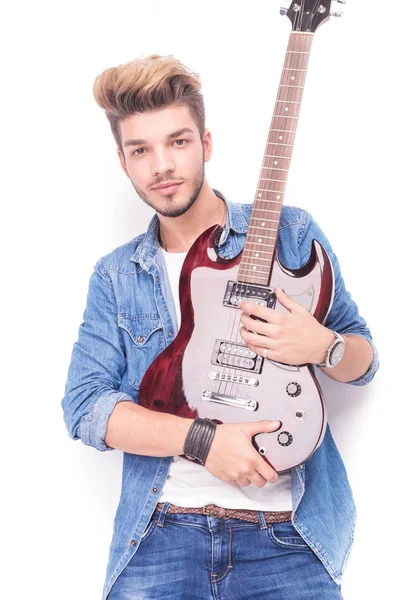 Guitarrista feliz segurando uma guitarra elétrica vermelha em seus braços — Fotografia de Stock