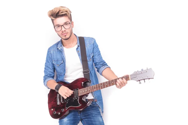 Guitarrista casual fresco tocando su guitarra eléctrica roja —  Fotos de Stock