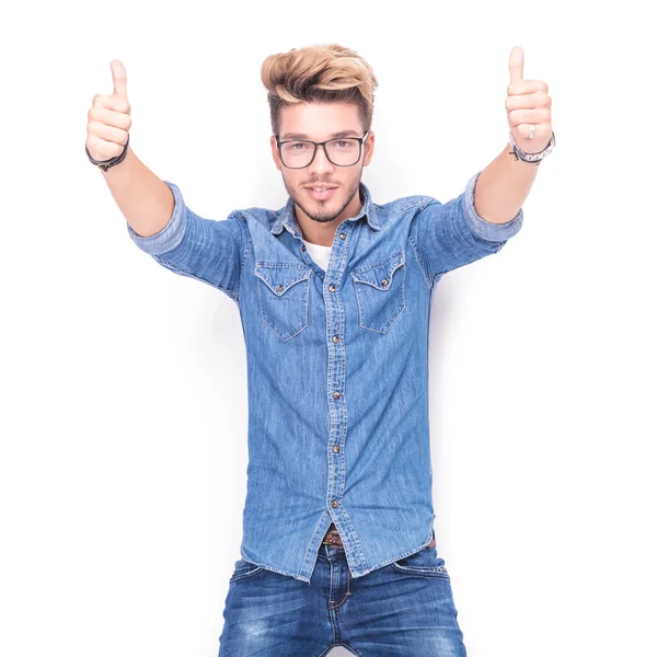 Homem casual feliz fazendo o ok polegares para cima sinal de mão — Fotografia de Stock