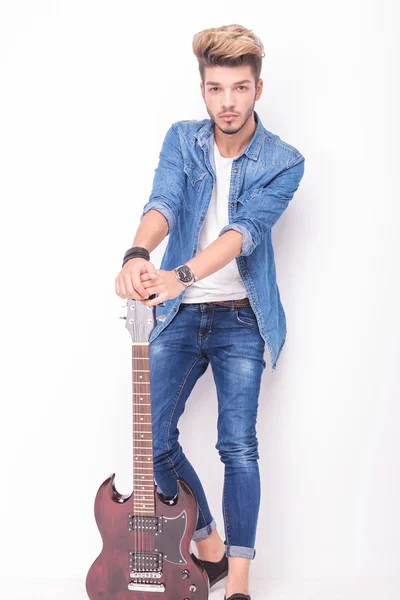 Mladý kytarista podržením jeho elektrická kytara — Stock fotografie