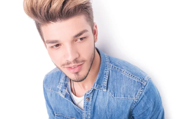 Rostro de un joven hombre casual sonriendo mirando a un lado — Foto de Stock