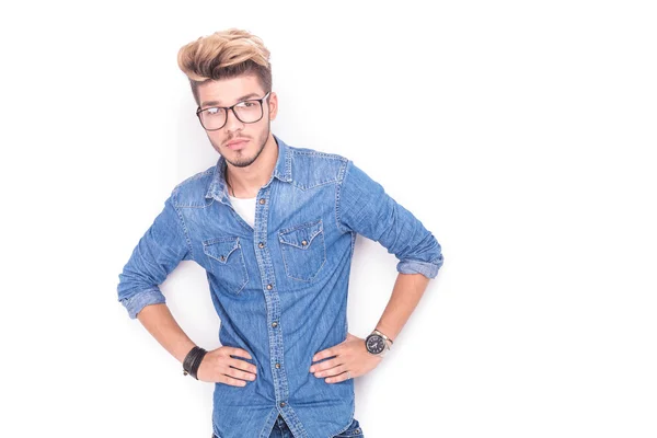 Hombre casual con gafas de pie con las manos en las caderas — Foto de Stock