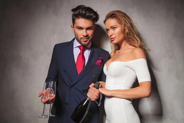 Moda elegante coppia pronta a bere champagne — Foto Stock