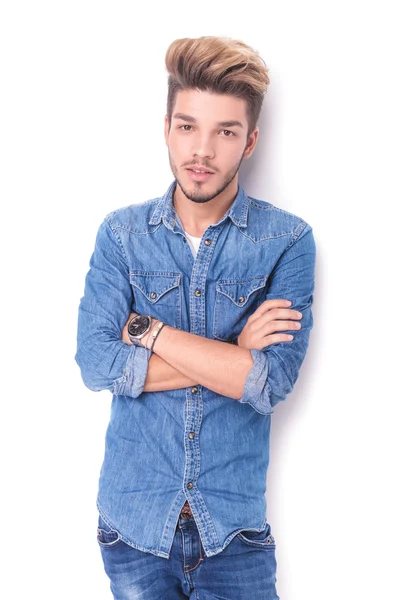 Smilling young casual man with hands crossed — Stock Photo, Image