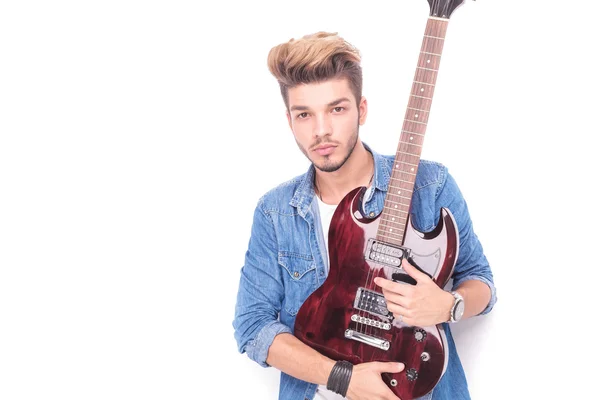 Σοβαρή rocker, κρατώντας κόκκινα ηλεκτρική κιθάρα — Φωτογραφία Αρχείου