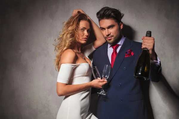 Sexy coppia elegante con botola di champagne — Foto Stock